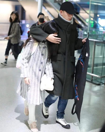 文章机场紧拥爱女 帮女儿挡镜头父爱满满!