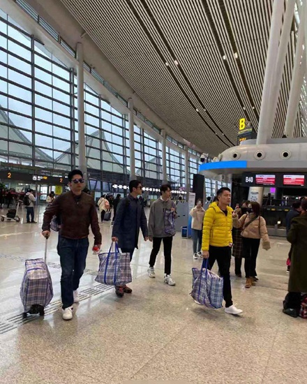 杜江凌潇肃丁子高魏大勋姜山手提编织袋现身机场