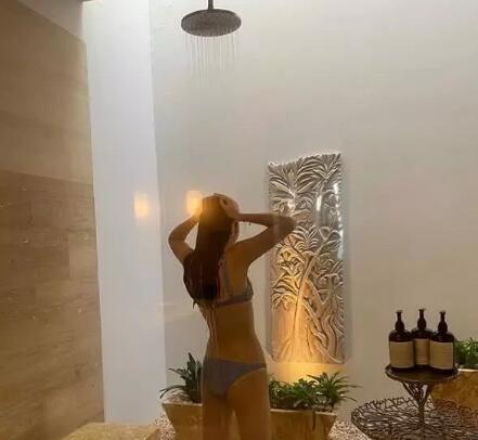 李咏女儿晒淋浴照大秀好身材 老妈哈文留言力挺