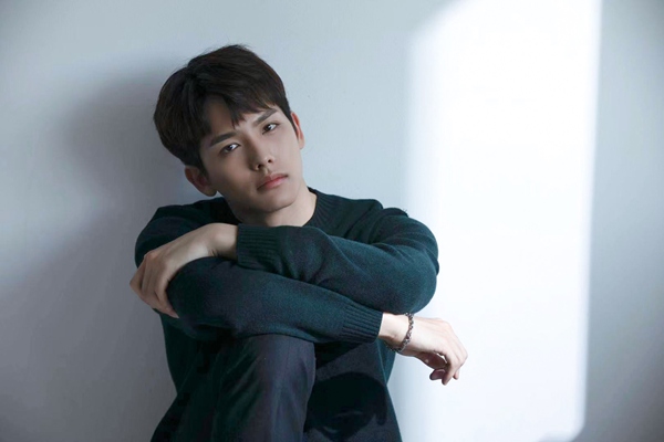王以纶新剧《半是蜜糖半是伤》开机 变身IT男上演励志创业故事