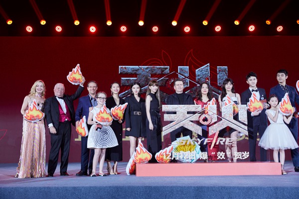 柏安现身电影《天火》首映礼 豪华阵容演绎“爆”效巨制