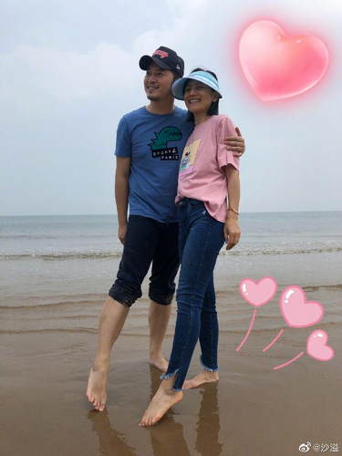 沙溢为胡可庆生 晒“复古姿势”照恩爱十足!