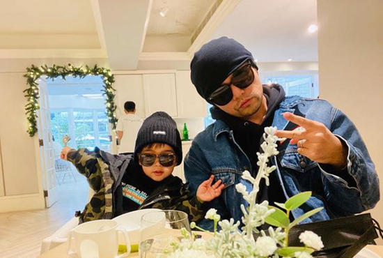 周杰伦父子墨镜扮酷 带小小周吃早餐潮范儿十足