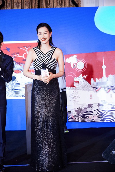 胡杏儿受邀出席特奥会慈善晚宴 产后恢复状态极佳