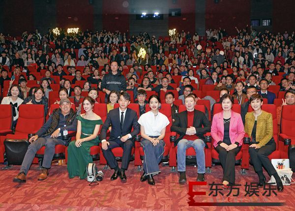 杨采钰《只有芸知道》超前观影化身“同声传译” 为角色“英语降级”演技获赞