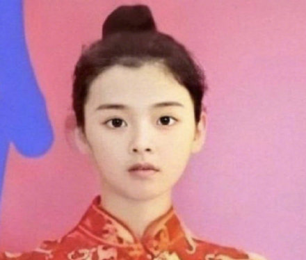 杨超越旧照被扒 穿旗袍当礼仪小姐模样清纯