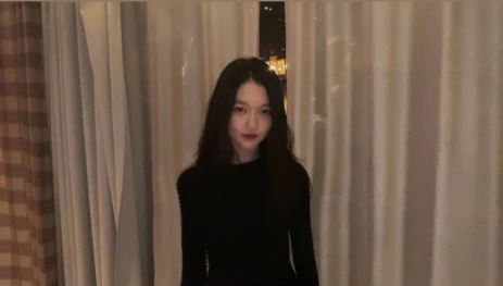 李嫣晒美照浓妆艳抹 气质高冷星范儿十足