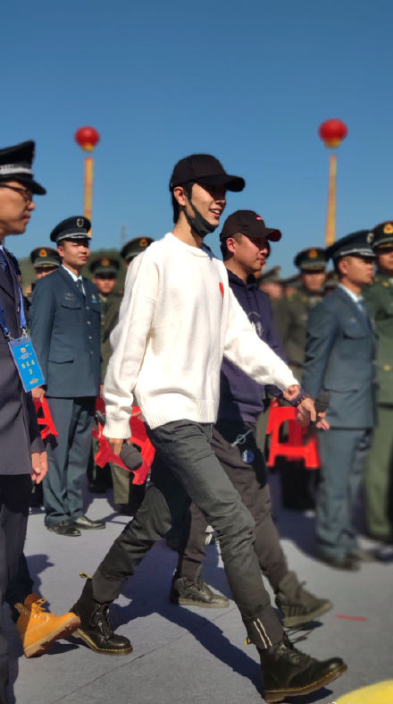 肖战心连心路透照曝光 笑容满面大长腿吸睛!