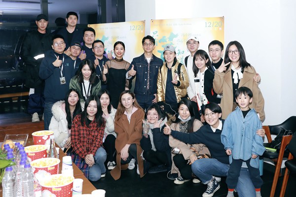 杨采钰《只有芸知道》郑州点映解锁“英文诗”互动 自然派“眼技”传递真实力量