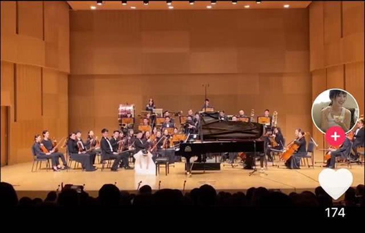 7岁甜馨台上演奏钢琴曲 李小璐台下录视频