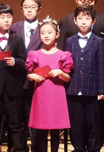 李小璐女儿甜馨近照曝光 亭亭玉立落落大方