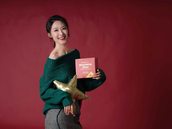 张雯化身“圣诞精灵”雕琢冬日馨暖时光