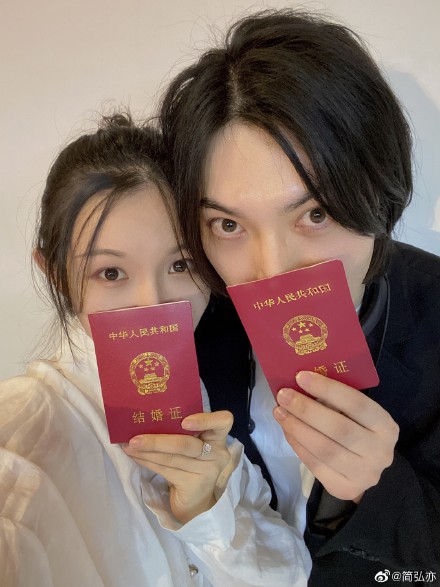 声入人心成员简弘亦结婚 官宣时间超甜