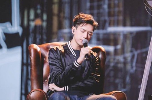 李现跨年首秀 眼神忧郁深情款款