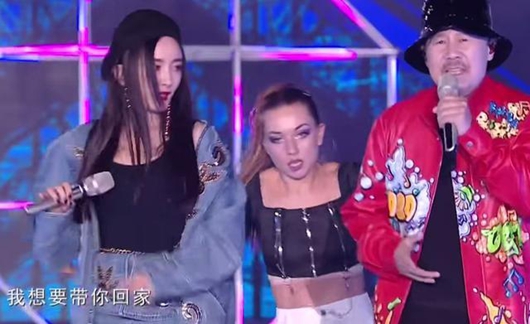 杨幂撞脸李小璐 网友质疑其假唱对不上口型!