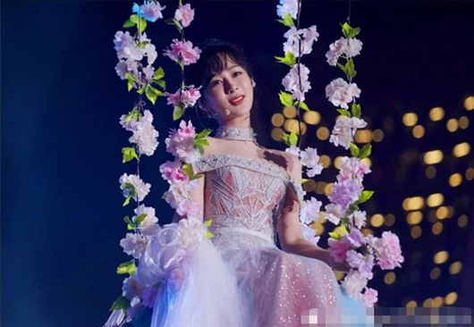 跨年晚会杨紫假唱 受访话筒没声音遭质疑!