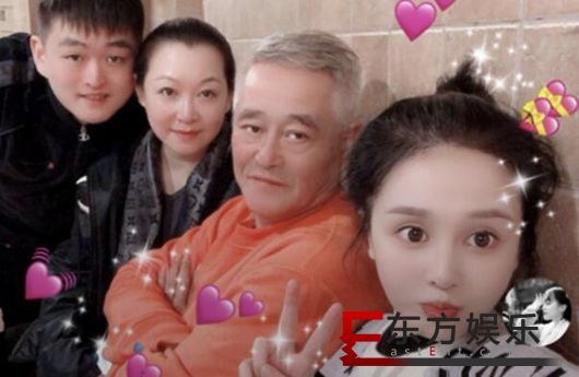 赵本山全家福曝光 一家四口依偎温馨幸福!
