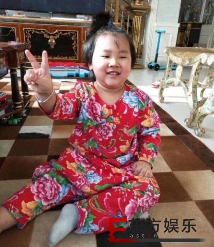 郭德纲5岁小儿子近照 肉嘟嘟的扎个小辫子好可爱