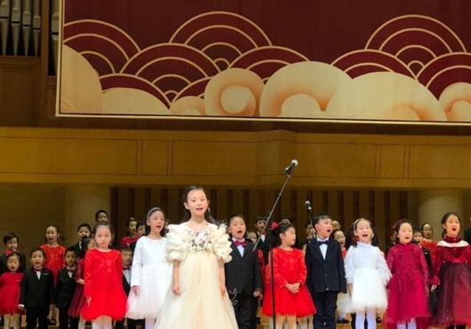 李小璐女儿甜馨领唱萤火虫 声音清脆台风稳健