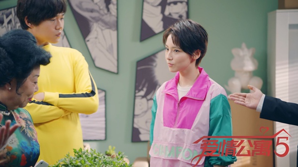 成果《爱情公寓》解锁长发乖巧造型 化身张伟助手上演金牌调解