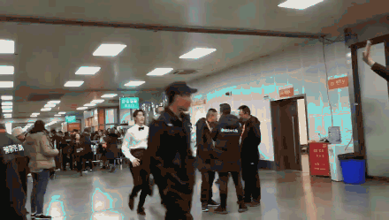 王一博跑着跟工作人员击掌 不忘与同事互动击掌超暖心!