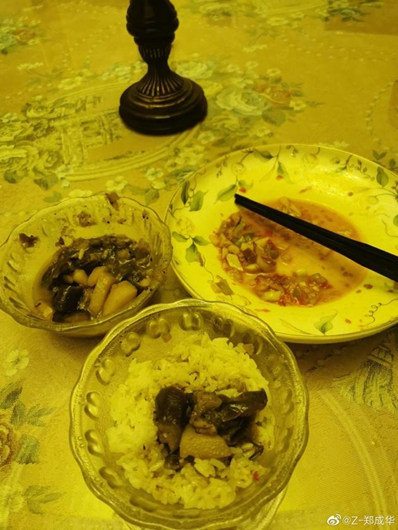 郑爽厨艺获大赞 老爸夸其是幸福的味道