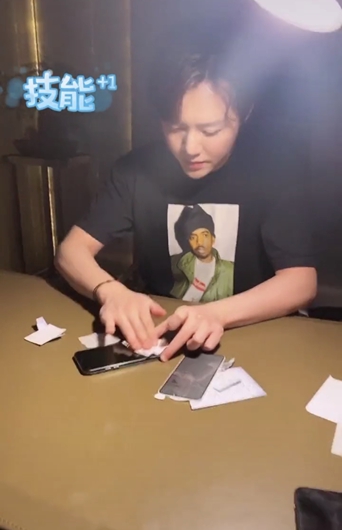 李云迪在线秀贴膜技能,网友惊呼:没想到你是这样的钢琴家
