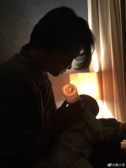 张晋凌晨三点给儿子喂奶 娘娘蔡少芬发文“上夜班!”