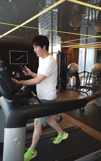 李云迪健身有新招 网友:云迪的生活音乐真是无处不在!