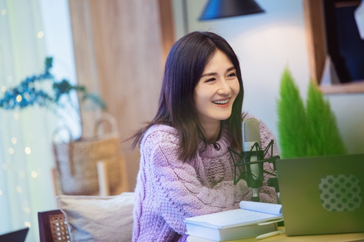 《朋友请听好》谢娜早春毛衣温婉甜美 惬意喝茶聊天全程笑颜