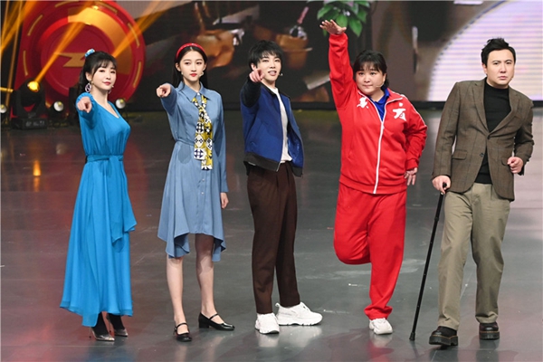 王牌家族时光旅行回到九零年代 华晨宇遇到谢广坤惊喜献唱