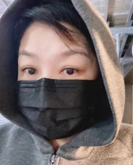 李咏妻子哈文晒自拍 逛超市做美食享受生活
