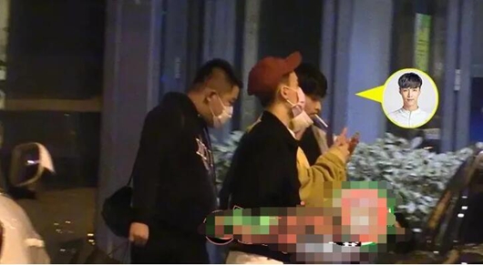 张艺兴抽烟被拍 网友:成年人还是在室外很正常吧?