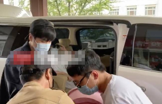 唐艺昕产后出院 张若昀升级当爸发红包心情好