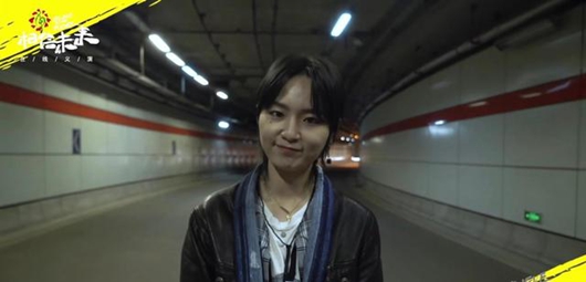 周笔畅地下车库演唱新歌 自带混音效果超好听!