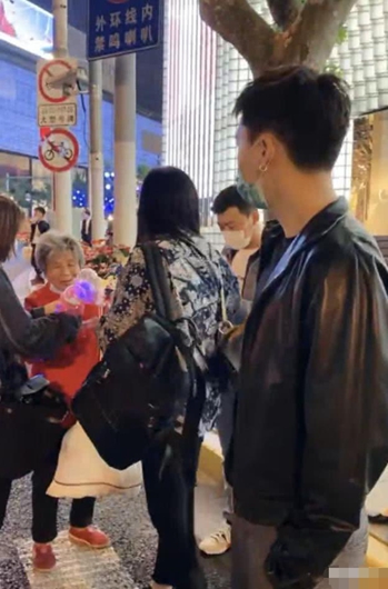 李易峰劝架调解矛盾 化身热心好市民超暖心