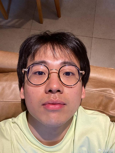郭麒麟手快发出未修自拍原图 吐糟经纪人磨皮慢了!