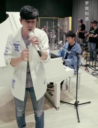 周杰伦林俊杰合唱 周杰伦送医护粉丝演唱会门票超宠粉!