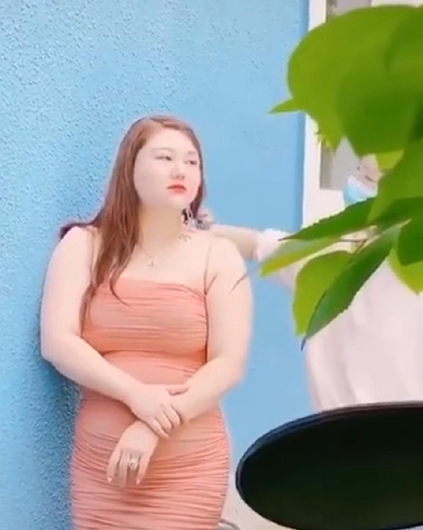 杨天真穿鱼尾裙拍大片 丰满圆润女人味十足