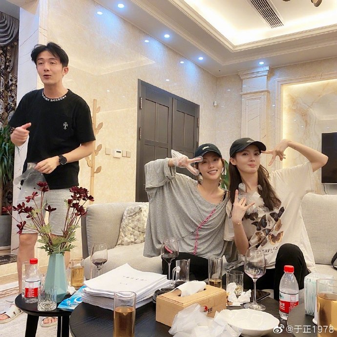 于正晒深夜聚会照 张嘉倪金晨李泽锋齐聚一堂