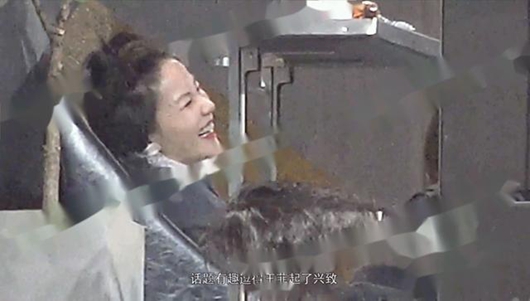 王菲携李嫣做头发 嬉笑玩闹宛若少女