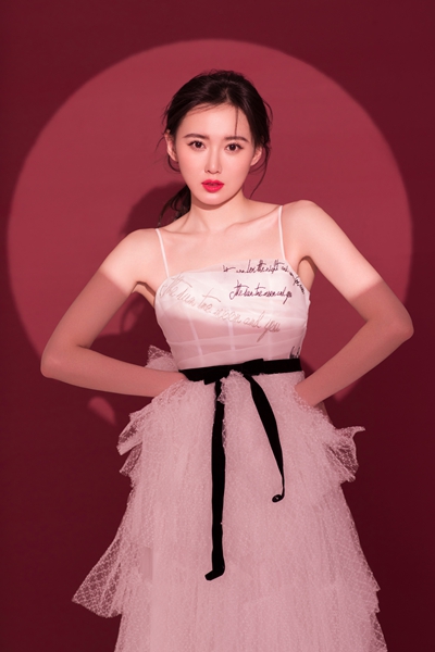 江铠同演绎唯美浪漫风 白色纱裙俏皮可爱