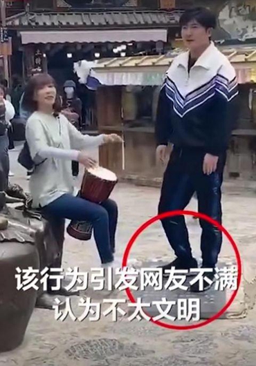 郭京飞王珞丹坐雕塑踩石碑 画面曝光被嘲不文明!