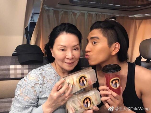 王大陆母亲去世 睡梦中脑肿瘤突然破裂