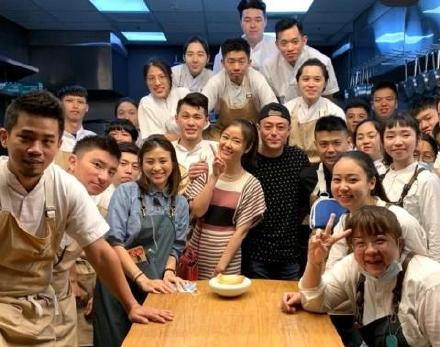 林心如霍建华庆祝结婚四周年 林心如娇羞捂脸依偎在老公怀中