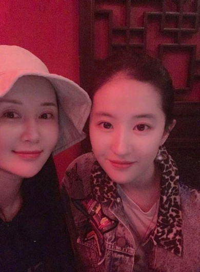 舒畅为刘亦菲庆生 送祝福不忘帮其宣传新片