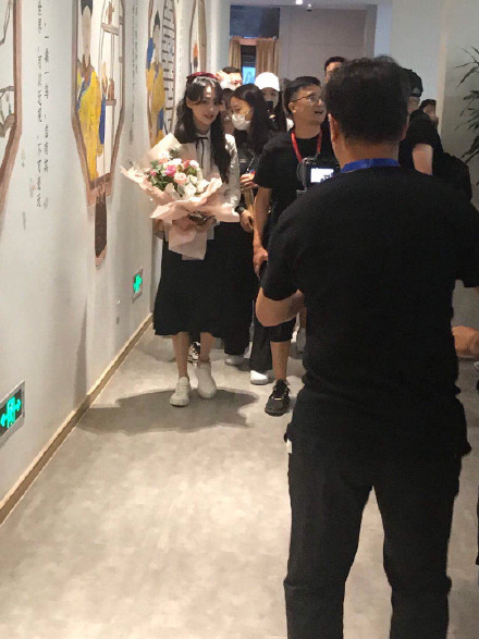 郑爽直播状态生图 白衬黑裙秒变楚雨荨