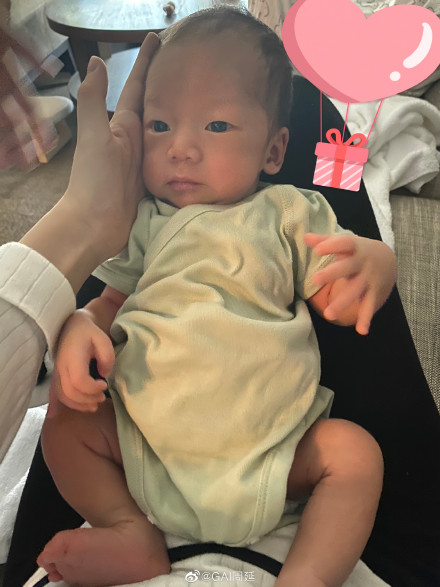 GAI晒儿子正面照 大眼睛高鼻梁帅气可爱