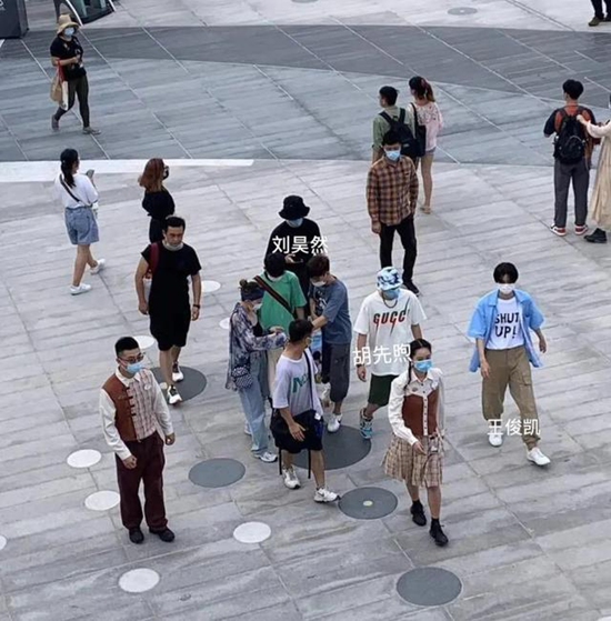 王俊凯刘昊然胡先煦同游迪士尼 网友直呼:少年帅哥团!