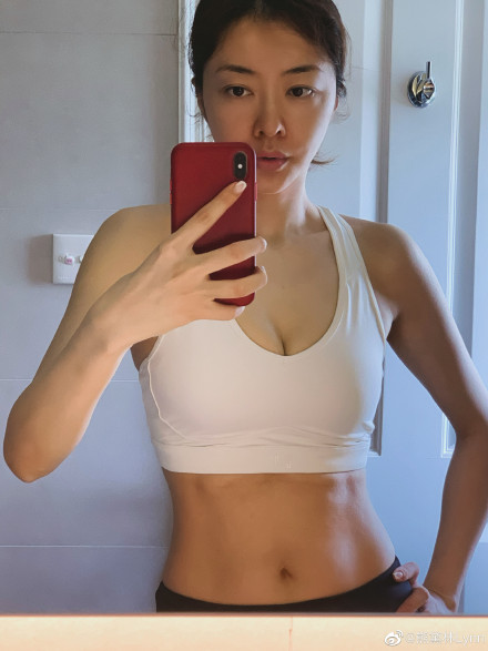 熊黛林身材马甲线明显 晒自拍照秀健身效果超赞!